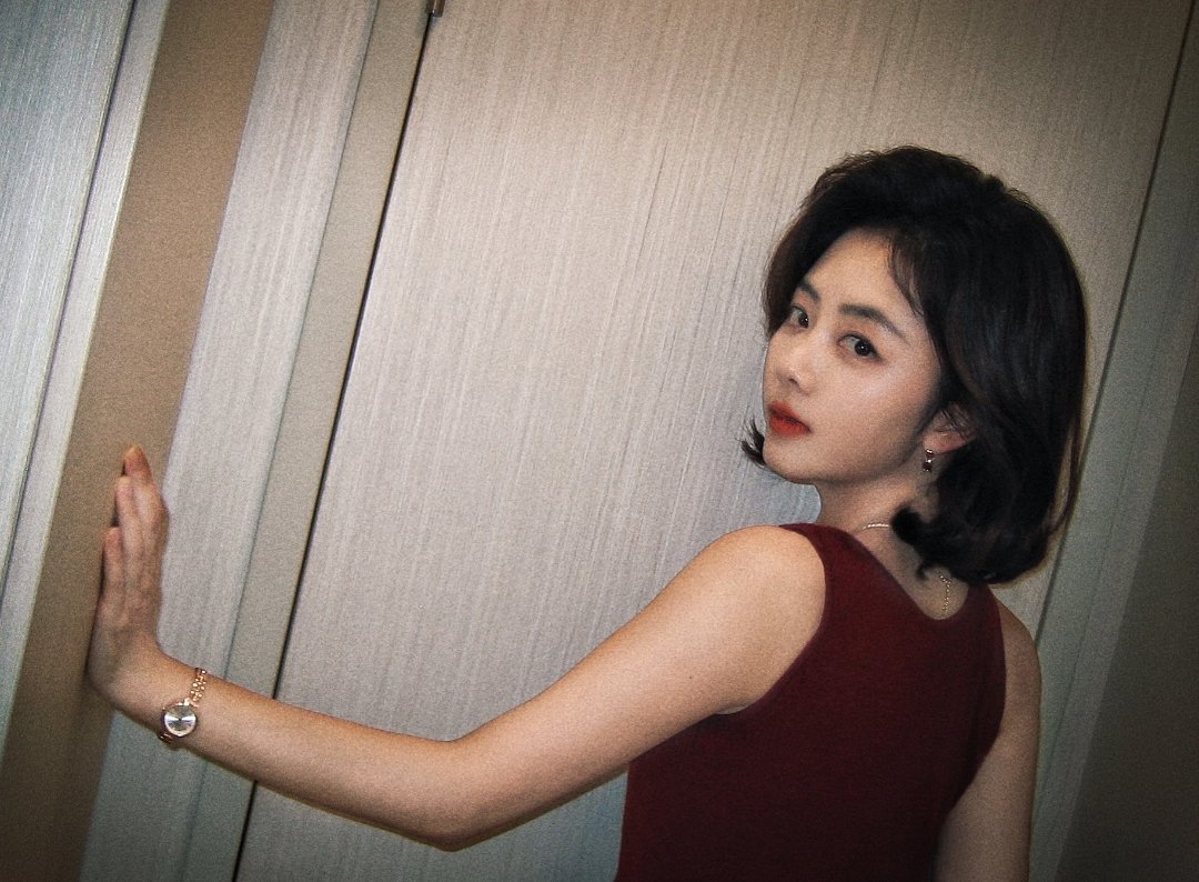 谭松韵这组图片风格很有港风那范了，氛围感满满～ 