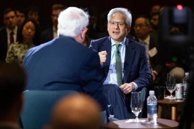 12月4日，路透社报道:“特朗普昨天与黄仁勋会面，就芯片对华出口管制议题沟通，特