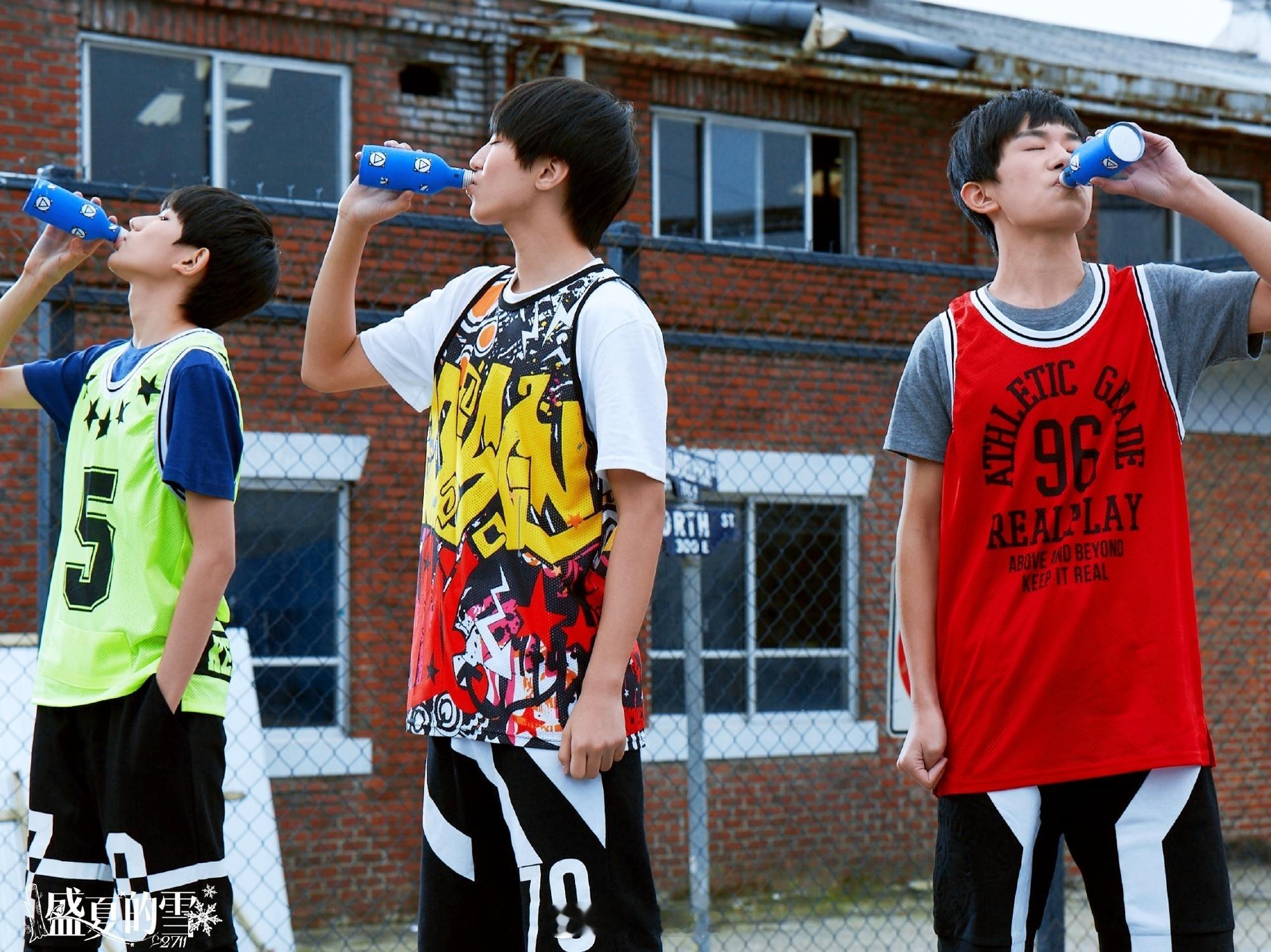 TFBOYS头像九年没换王俊凯王源易烊千玺头像九年没换 看到师弟们换头像一下子想