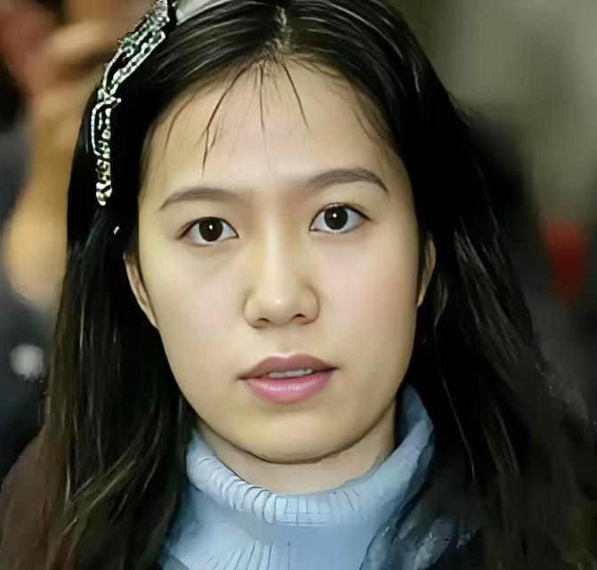 翁帆没住在豪宅里，她住的是清华园里一间有法律保障的终身居住权的房子——不是她的，