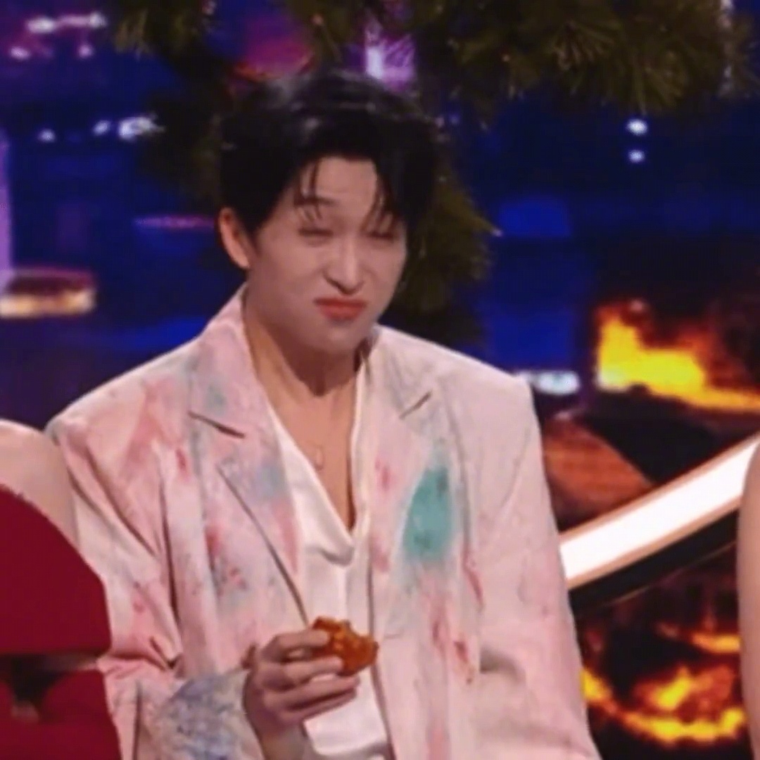 黄子弘凡被月饼噎到翻白眼 别人中秋吃月饼是团圆，吃月饼是“翻白眼名场面”哈哈！黄