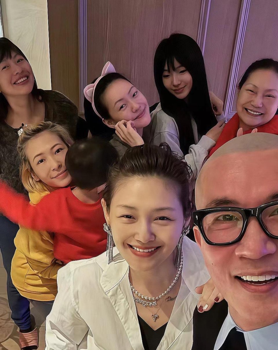 小S发跨年照，大S瘦了颜值也回升了，姐夫具俊晔红光满面的 