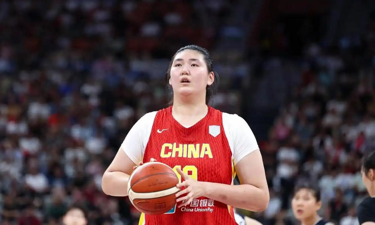 “把她放场上，就是四防五。”面对张子宇的防守漏洞，一位名嘴的尖锐批评引爆全网。