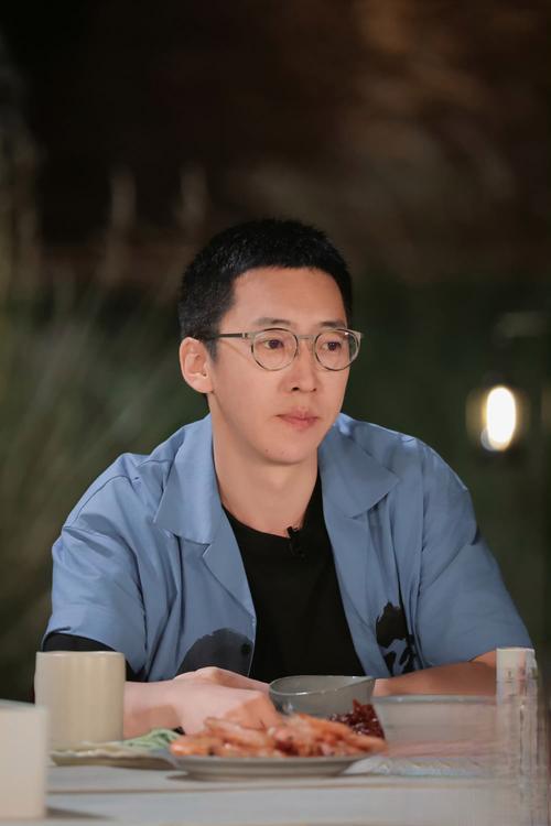 1月31日，网红留几手发盖公章通知，宣布取消公司十余年来首次停办的年会，坦言因家