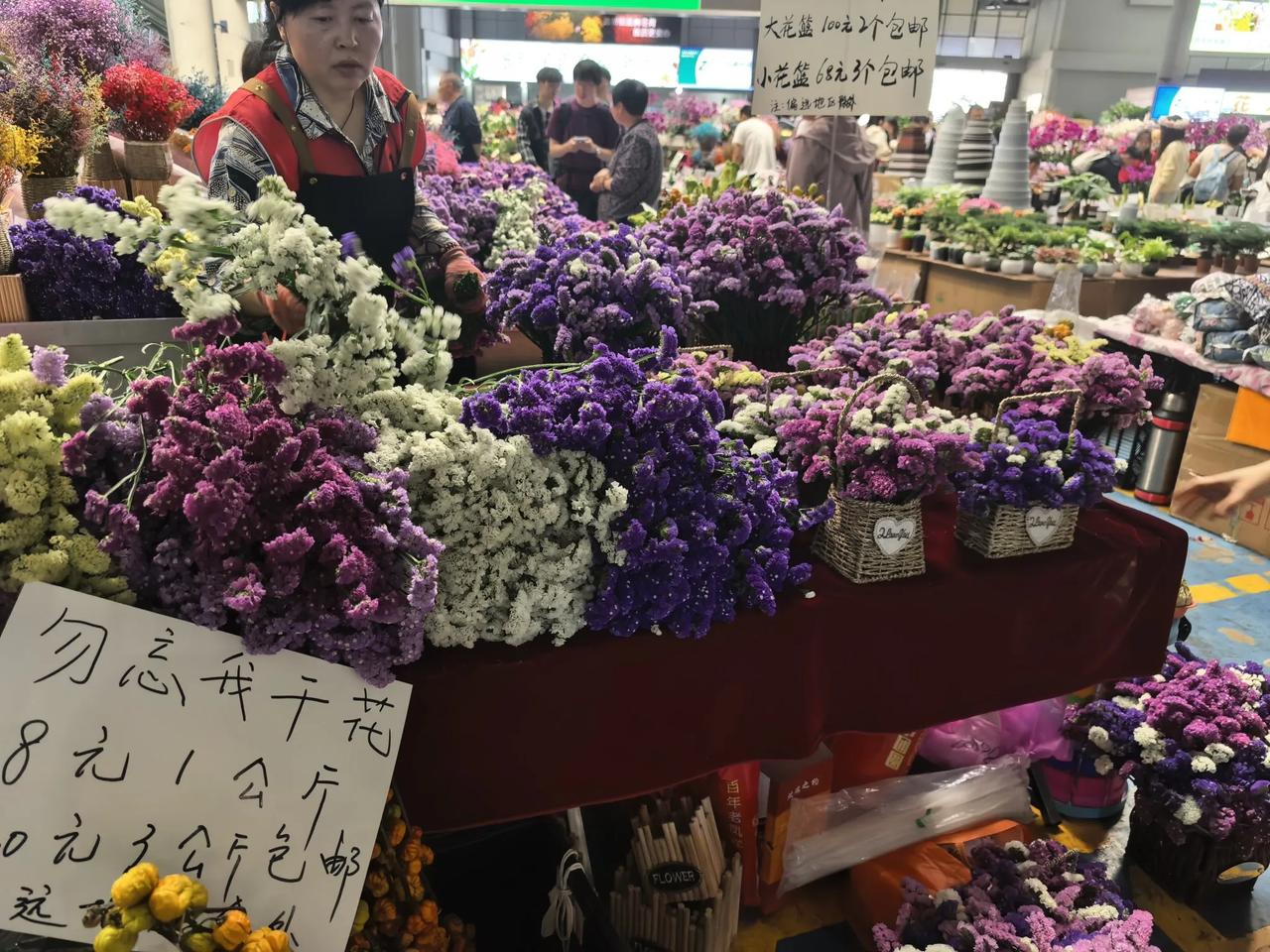 早安，健康中国！
谷雨轻翠红尘，落花流香凡世。世间之美，虽然近在眼前，但仍需用心