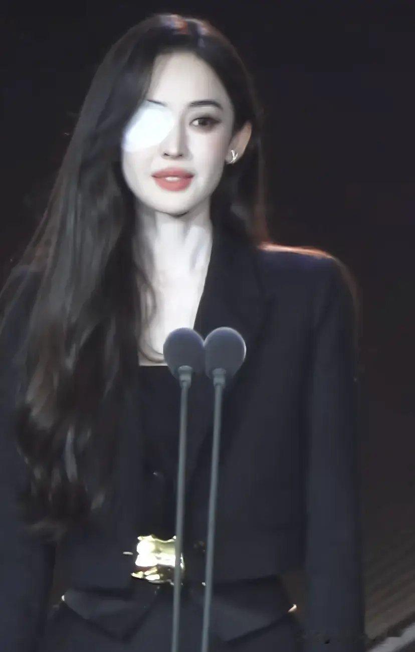 古力娜扎带伤出席活动，独眼造型依然美到惊艳，就是裤子成了败笔 
