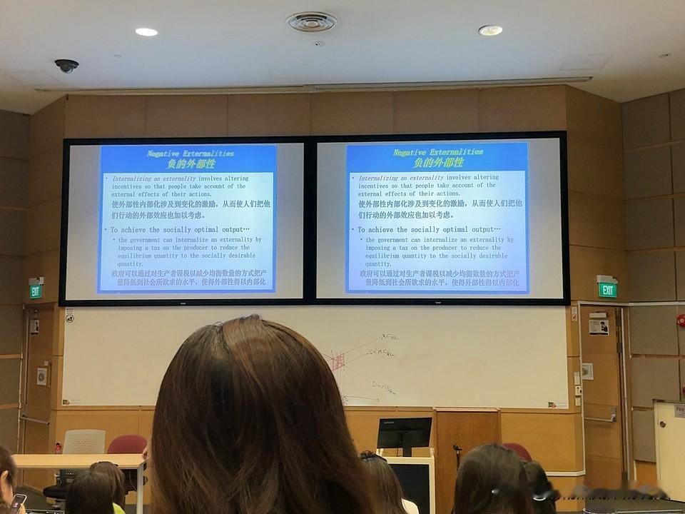 天下没有免费的午餐，为了得到一件喜爱的东西，我们通常不得不放弃另一件喜爱的东西。
