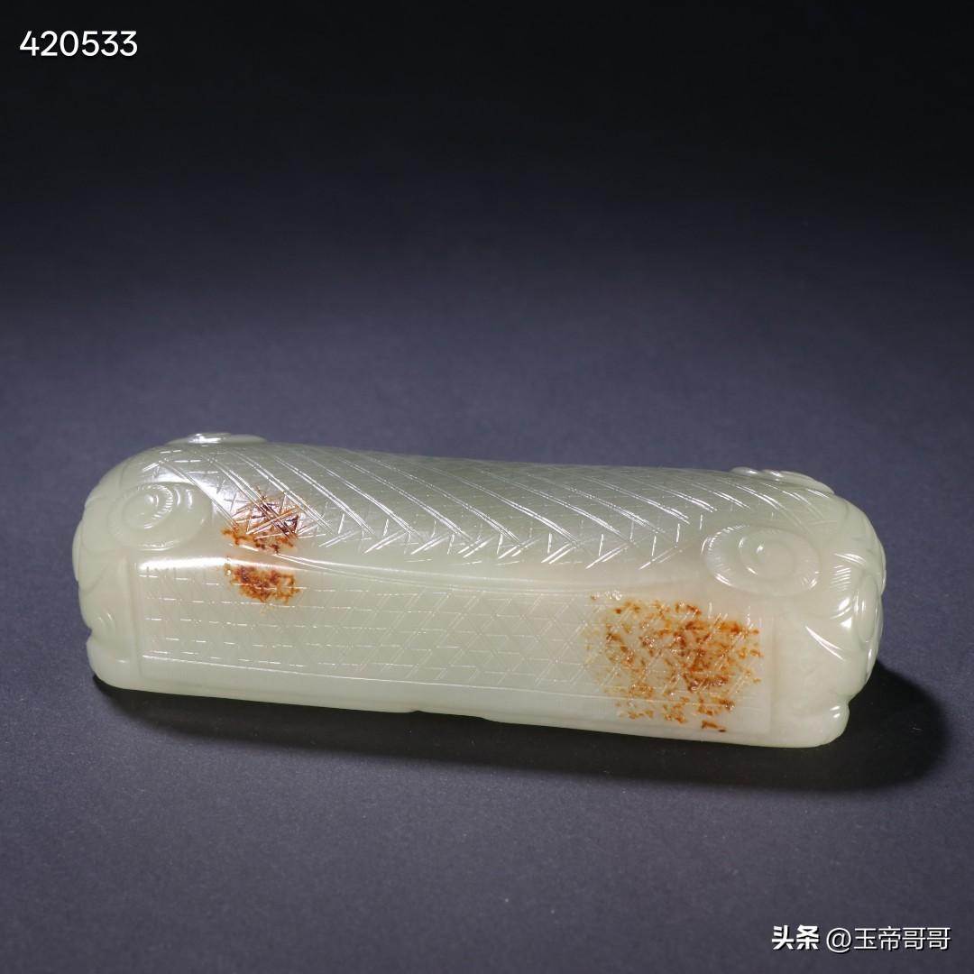 清代 和田玉籽料瑞兽脉诊。
规格-高2.85cm 长11.2cm