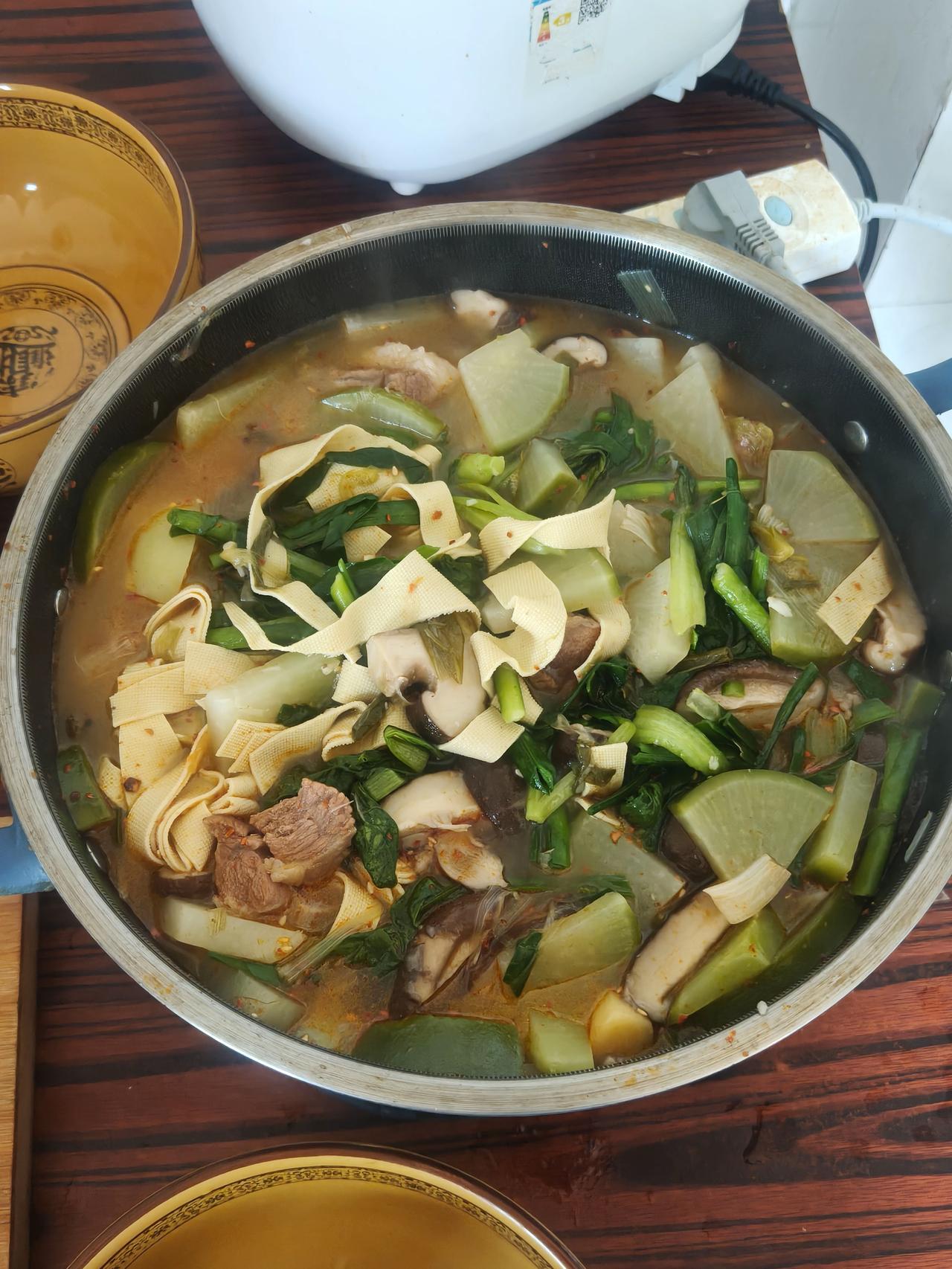 不知道你们这样吃过没？我早晨起来就做了一锅硬菜，基本都是养生保健的菜，有羊肉，有