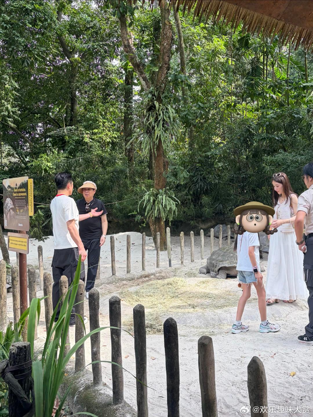 新加坡动物园偶遇郭富城方媛郭天王一手拿着咖啡一手带着老婆孩子，这松弛感，不愧是天