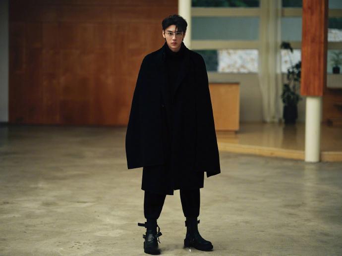 田栩宁第二章循光大片，田栩宁寻绪蛰伏，谁懂这个阿栩红衬衫皮衣look的含金量，阴