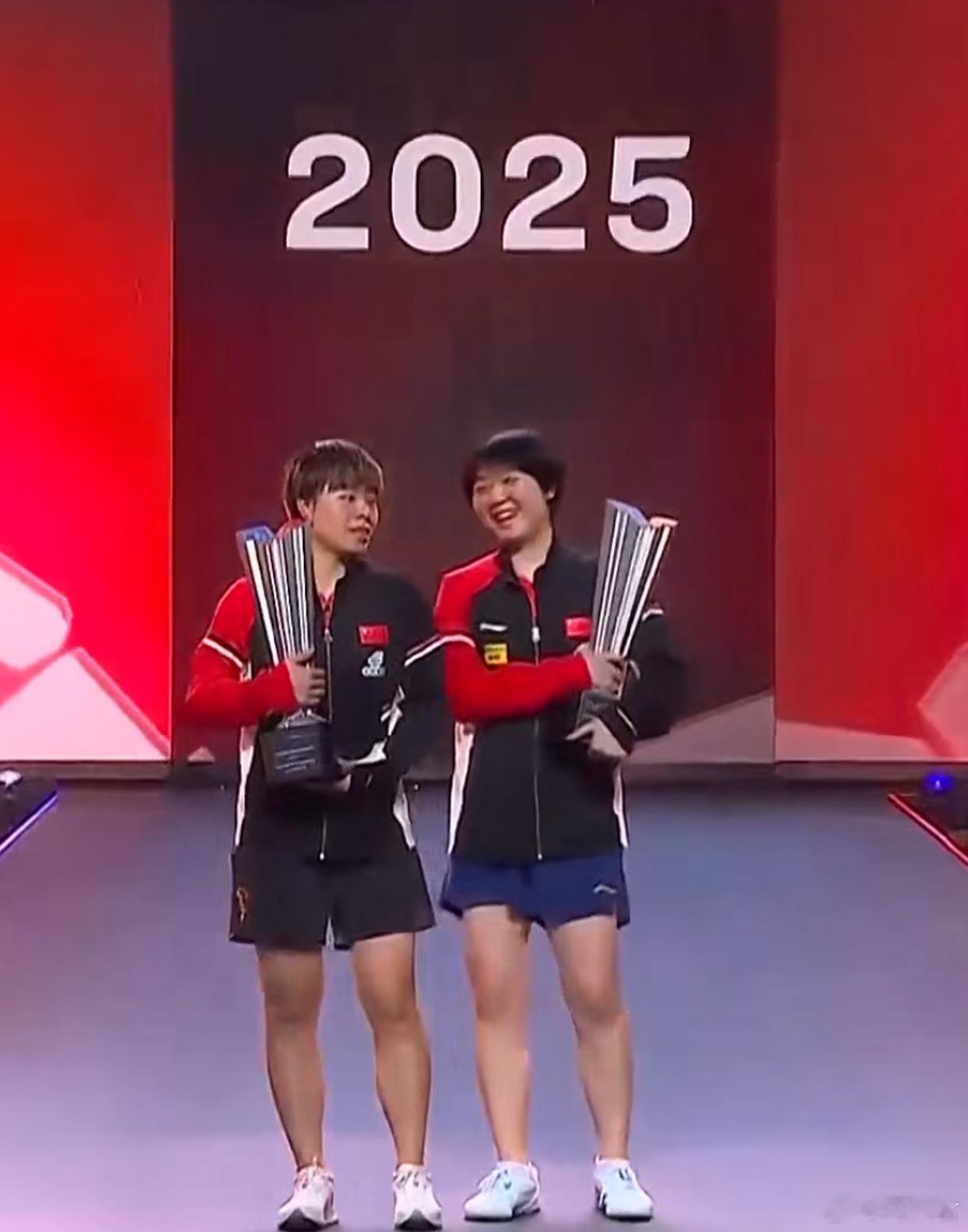 王艺迪蒯曼合照喜剧人 WTT美国大满贯2025，女双颁奖仪式，王艺迪蒯曼拍合照怎