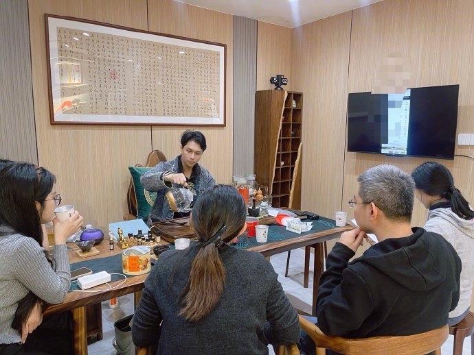 破冰入门版：以趣味提问为主，比如"你最想拥有哪种超能力"，适合陌生人或浅交群体