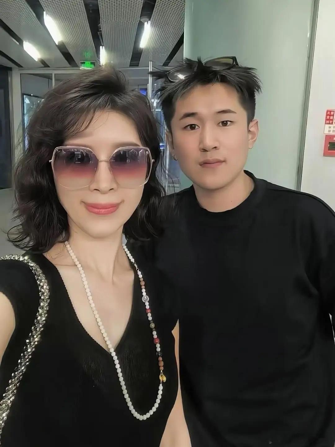 金巧巧现身北京三里屯一家发廊烫头发，她打扮时尚贵气，戴着墨镜好酷，她真人看起来好