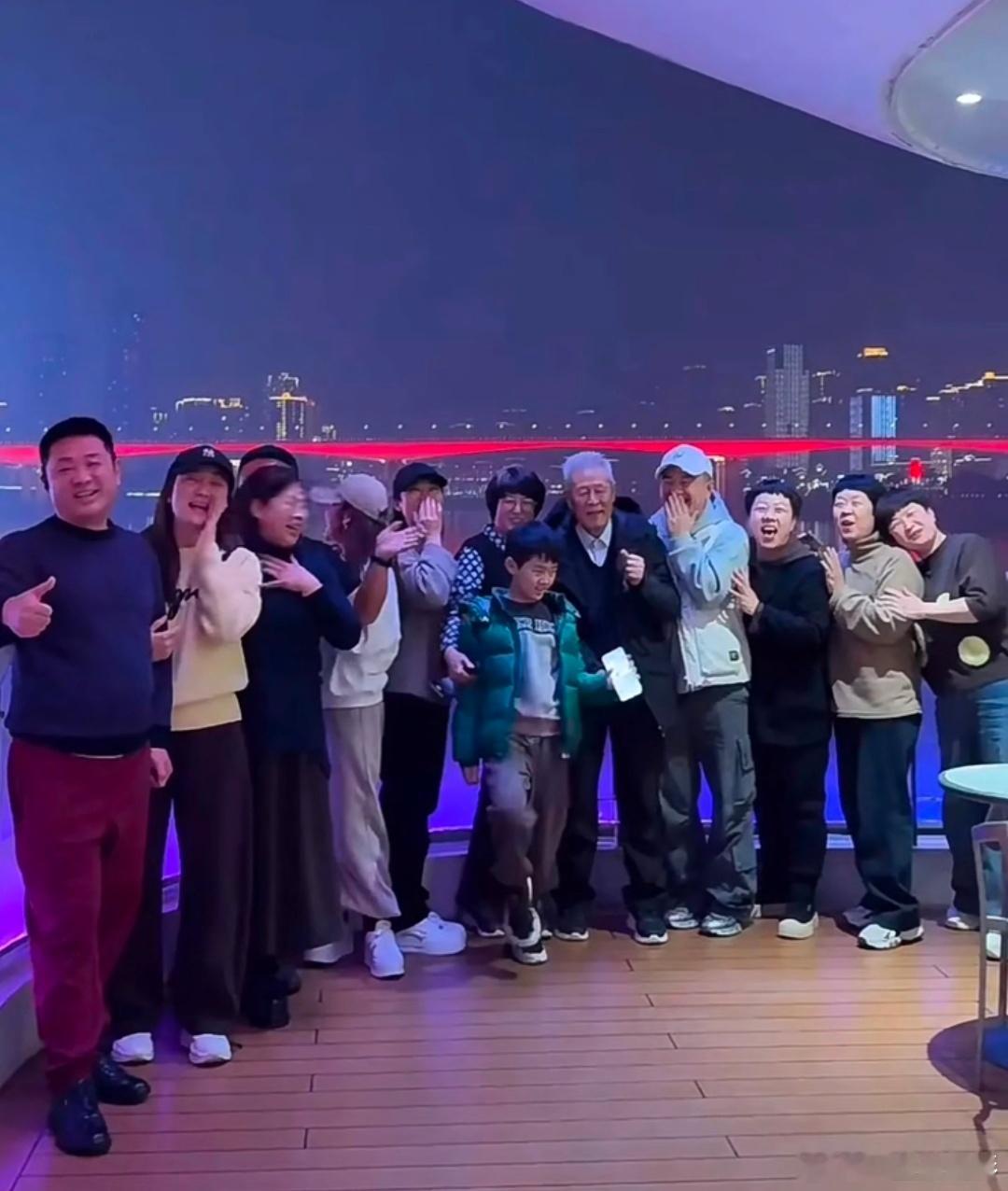 儿子们在外奋斗，爸妈在家开心聚会，这氛围真好[偷笑][偷笑] 