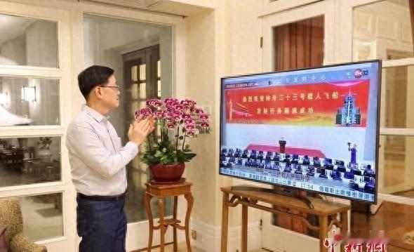维港霓虹还在闪，港姐穿宇航服了？她干的活比开飞船还难。
《从维港到天宫：香港载荷