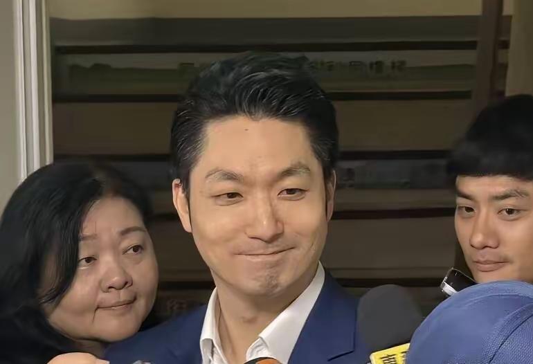 蒋万安支持郑丽文拟推“党版无人机条倒”

21日，台北市长蒋万安回应立院相关动向