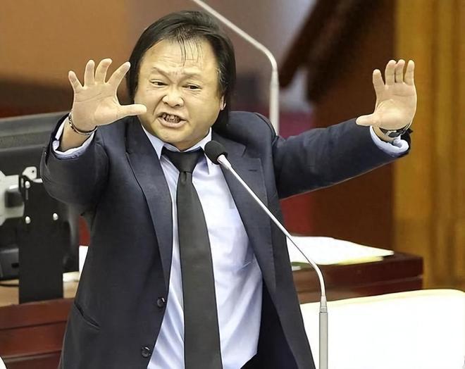 没想到吧？台湾深绿政客王世坚的父亲，年轻时竟是个热血进步青年！

他叫王明德，早