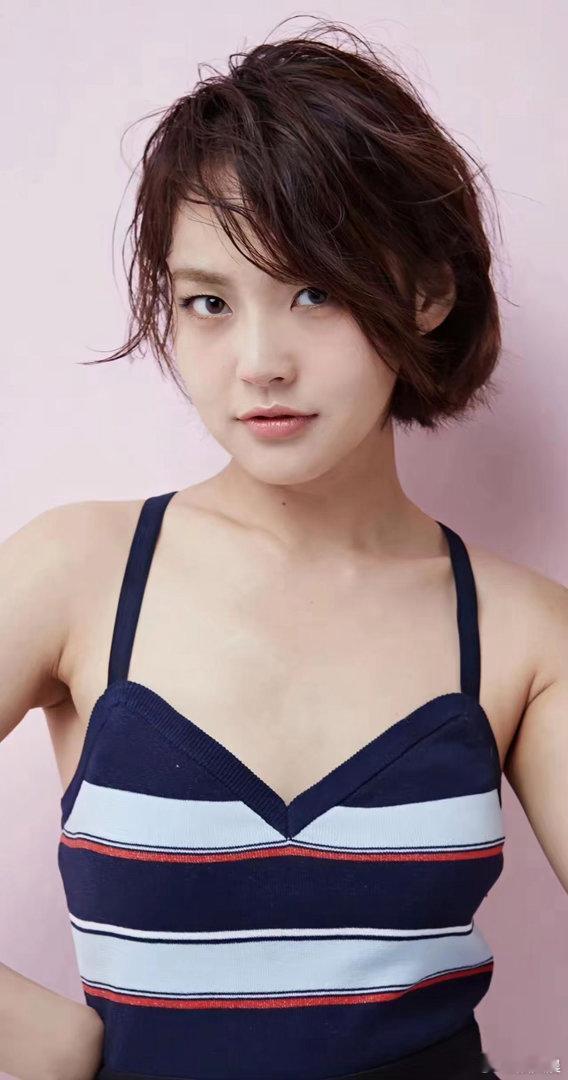 不得不感慨，张佳宁颜值气质太耐看了，属于越品越惊艳的类型，长相温婉清秀，小家碧玉