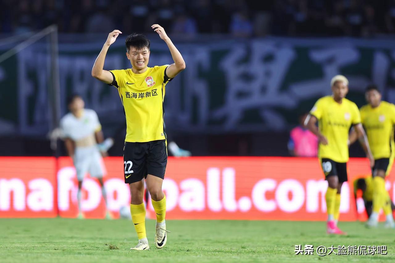 官宣，杨希正式加盟上港！
前几天一直传言深圳在跟上港争夺杨希。甚至一度传言杨希被