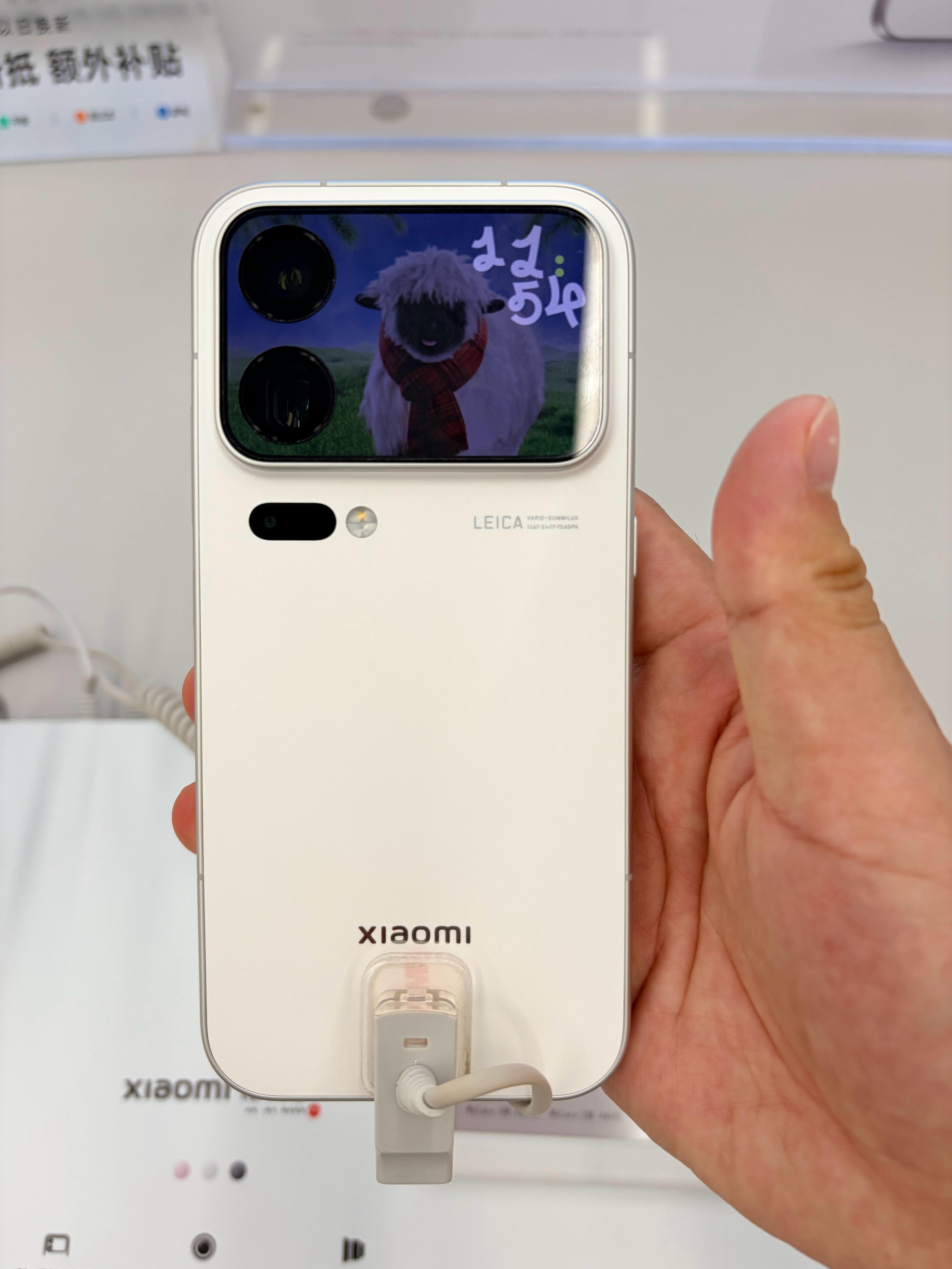 摸了一下小米 18 Pro，小尺寸旗舰是真舒服，但感觉有点厚，是比上代厚了还是我