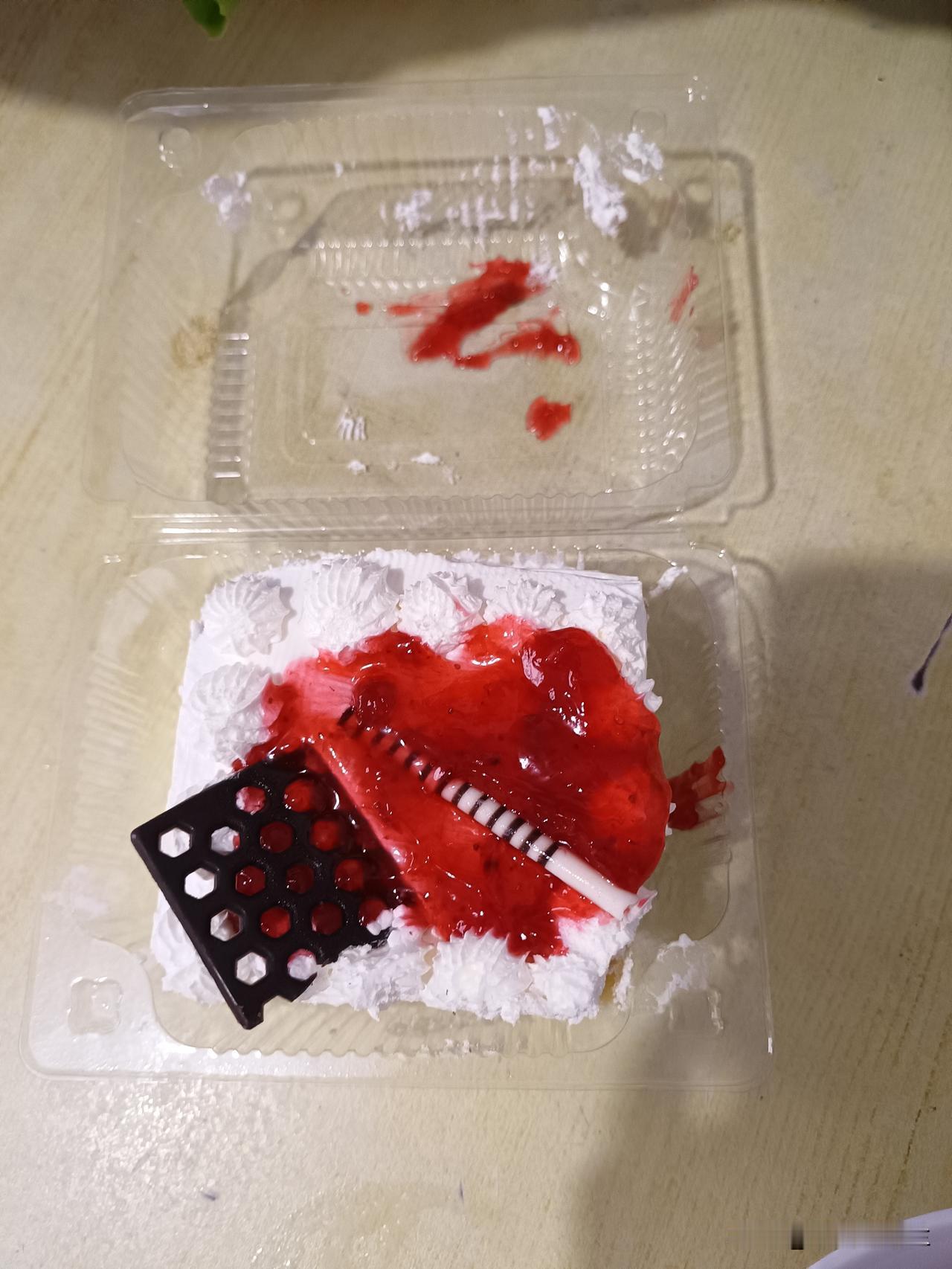 今天出去买蛋糕，家里没有蛋糕了，早上我跟老妈习惯喝牛奶，再吃点蛋糕，方便省事。
