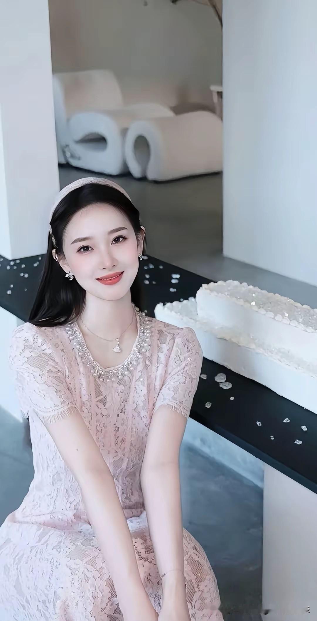 舞厅里安装监控，实则是棒打鸳鸯之举。不然，为何装上监控后，舞厅就纷纷关门大吉了呢