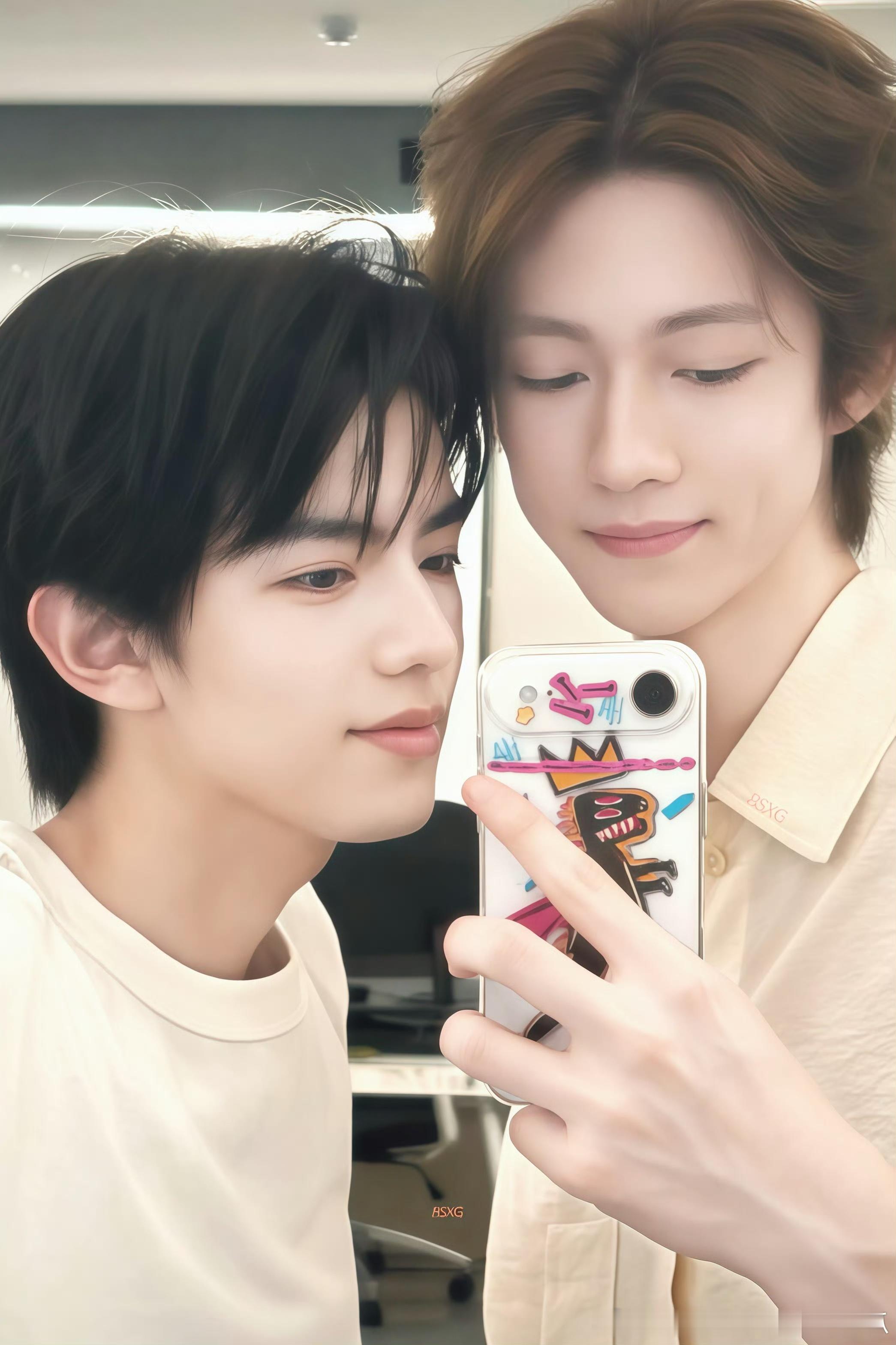 天定良元  💜💙 天定良元今天淑元和奥利发布了新歌《奢求》来一组天元美美哒照