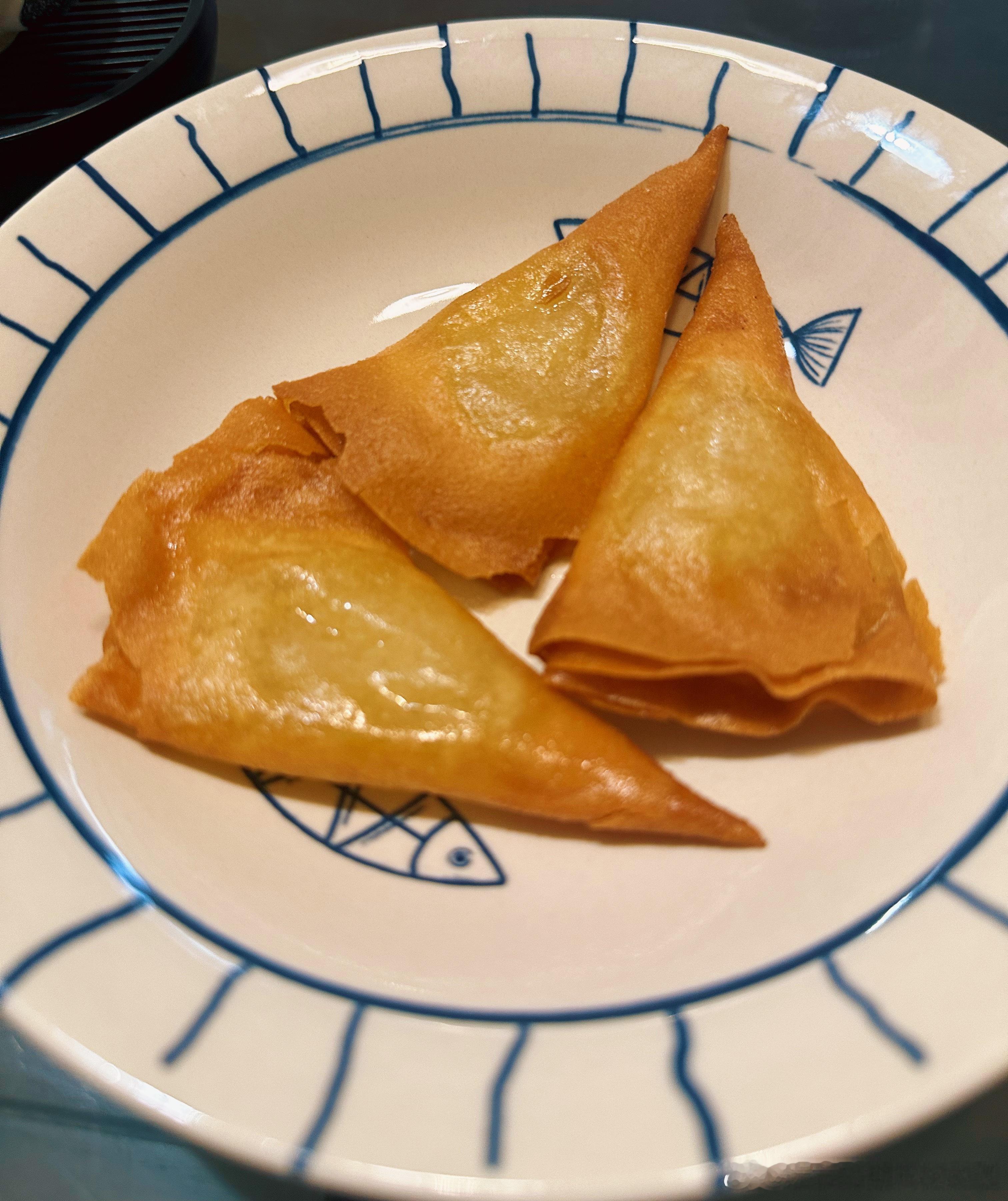 第一次炒胡萝卜肉丝还不错，肉丝提前腌透配着白粥吃，简单舒服中午外面吃的煲仔饭小朋