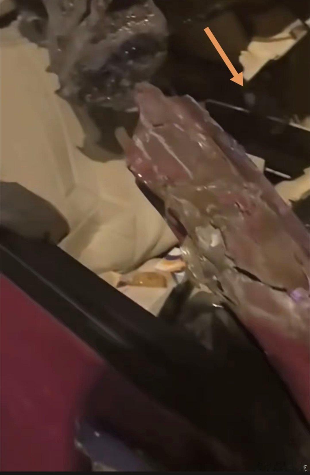 看到一起比较严重的车祸，abc柱全断了？希望没有相关人员伤亡。另外，这车看着不太