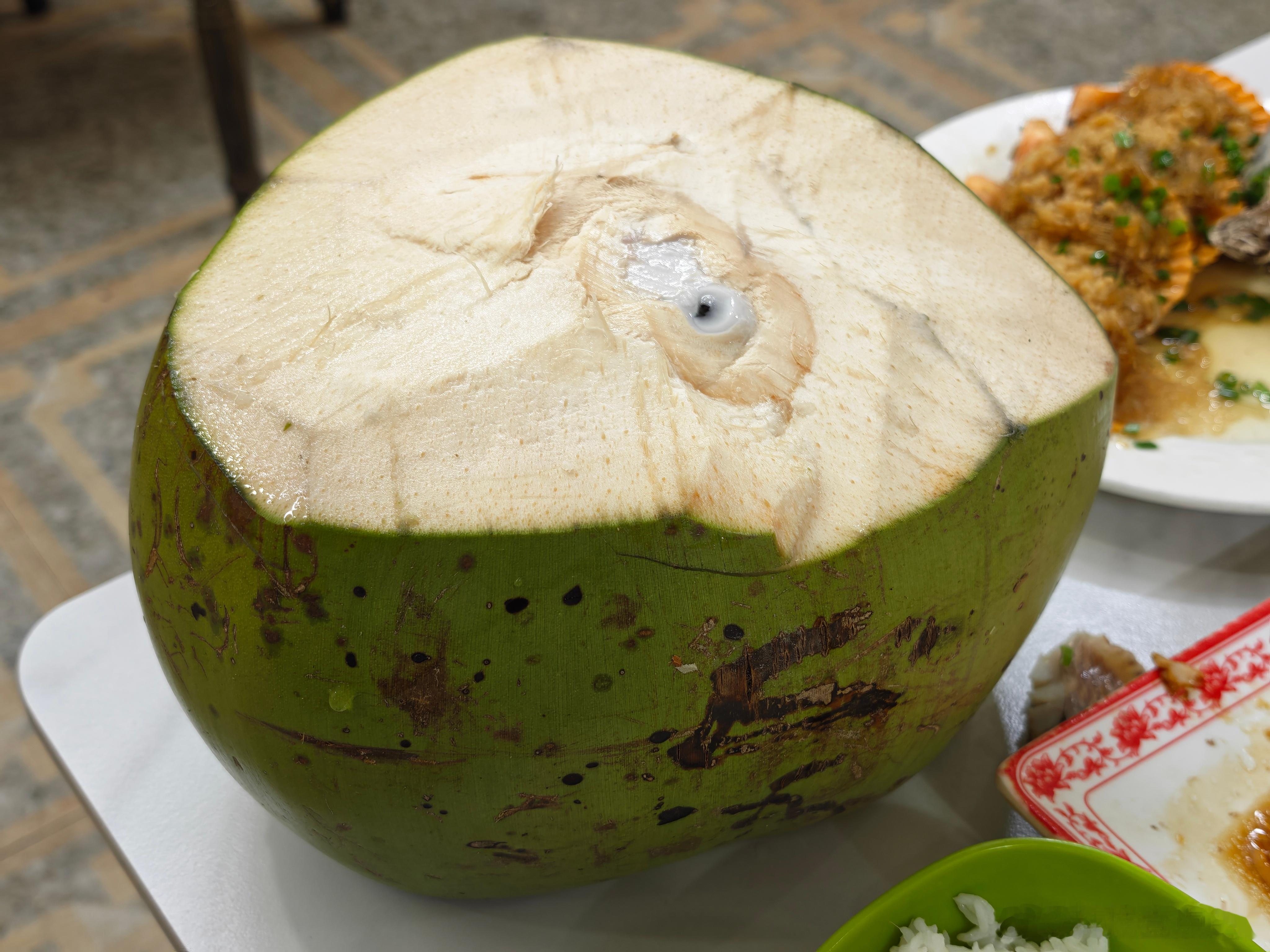 出来吃完饭，店家送了一个大椰子，第一次喝这么大的鲜椰子，比椰汁饮料好喝，椰汁饮料