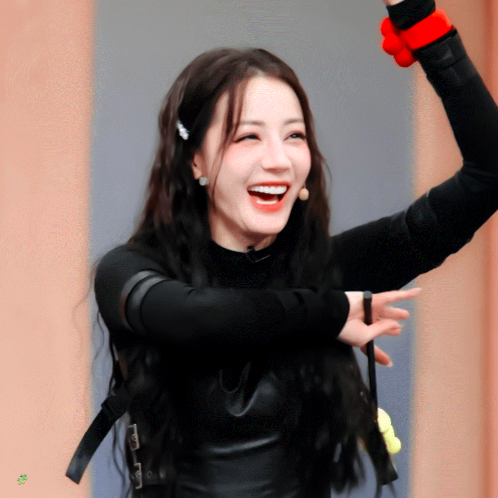 迪丽热巴 怀着乐观和积极的心态，把握好与人交往的分寸，让自己成为一个使他人快乐的