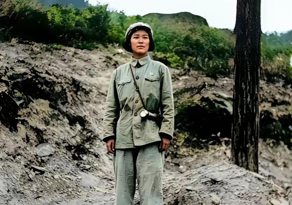 她是抗日名将戴安澜的女儿。1950年前后，约15岁的戴藩篱参军，随中国人民志愿军