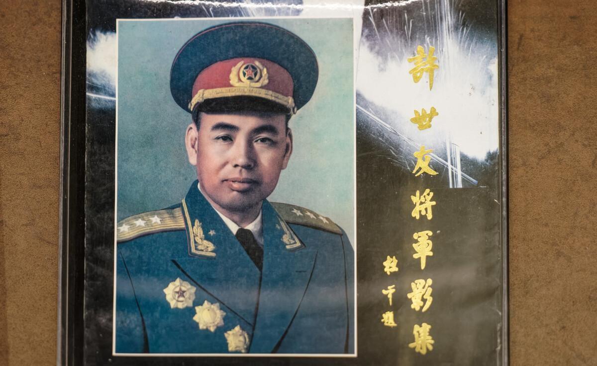许世友衣锦还乡后，当场拔枪要杀作恶多端的亲叔叔，母亲突然跪地苦苦哀求，能拦住吗？