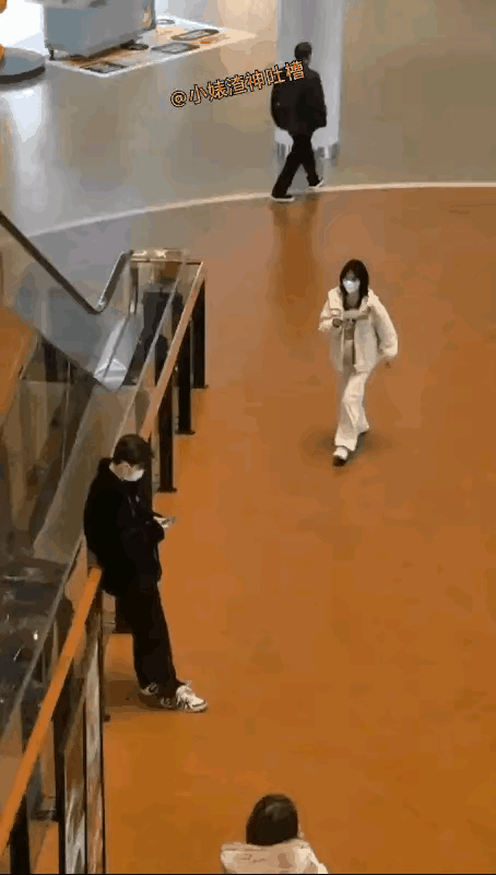 再来晚一秒钟的话，自己的男朋友就被别人抢走了
女子和她男朋友
两个人去逛商场
期