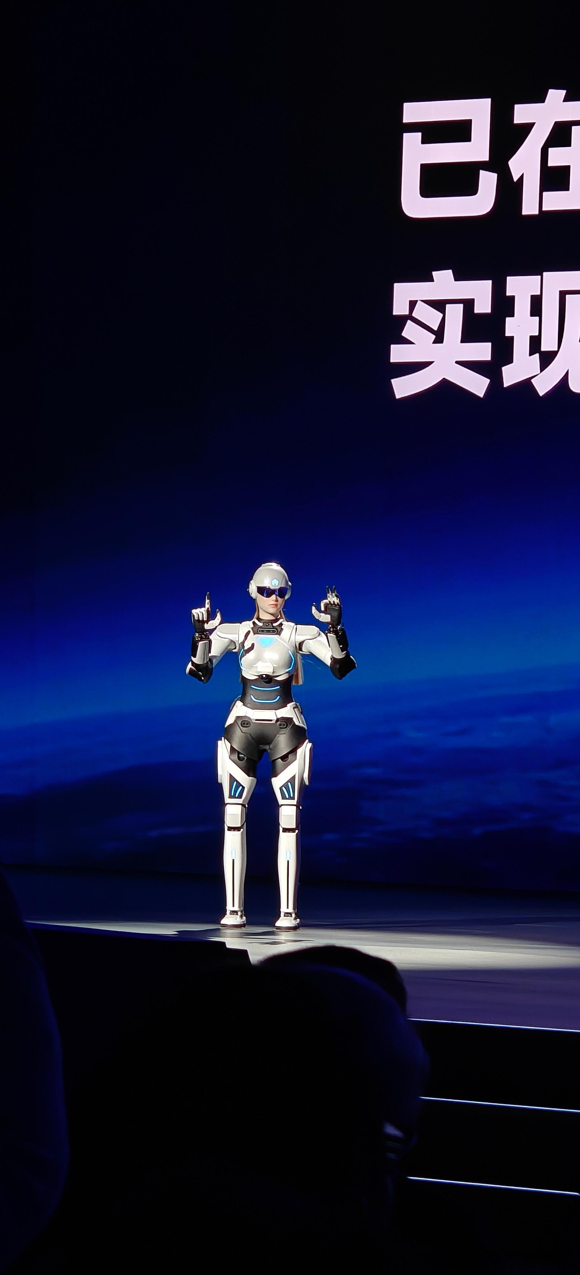 感觉再看EVA台上这位是奇瑞001号机…不是…是员工，墨茵职位是AI交通员。20