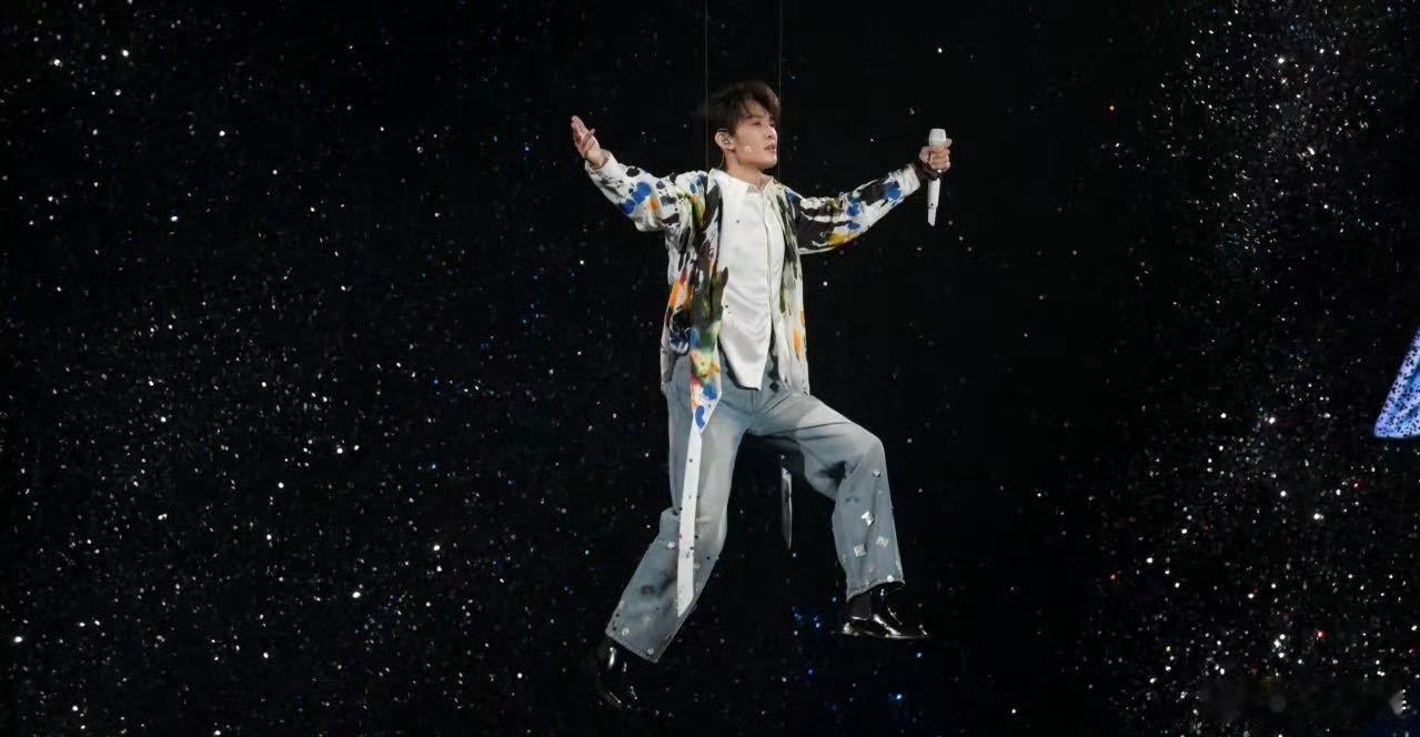 谁干的快把王赫野放下来王赫野演唱会新成就达成：用威亚解锁搞笑天赋！当别的歌手追求