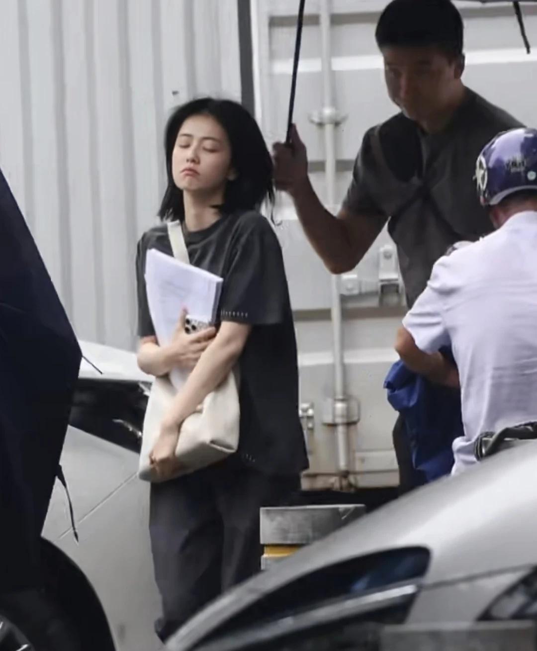 把梦妍困得已经达到边走边睡的境界了哈哈哈
白鹿 向全世界安利白鹿 王韵娜 开到荼
