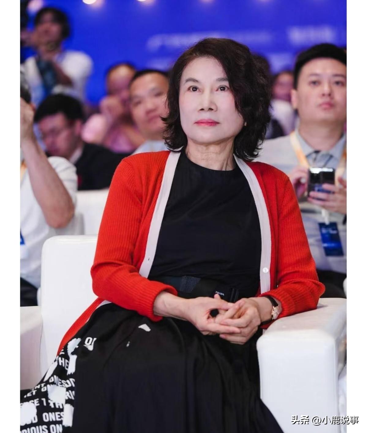 别再瞎传AI要抢人饭碗了，
董明珠这番话真说到打工人心坎里！机器人能进厂干活，但