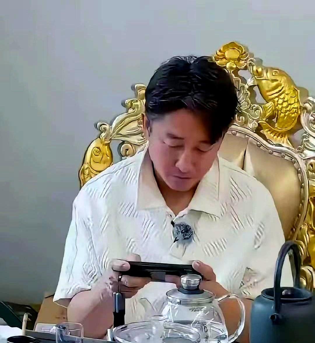 拳王邹市明退役后，妻子冉莹颖后悔了。

她看着丈夫天天窝在家里打游戏，从早到晚，