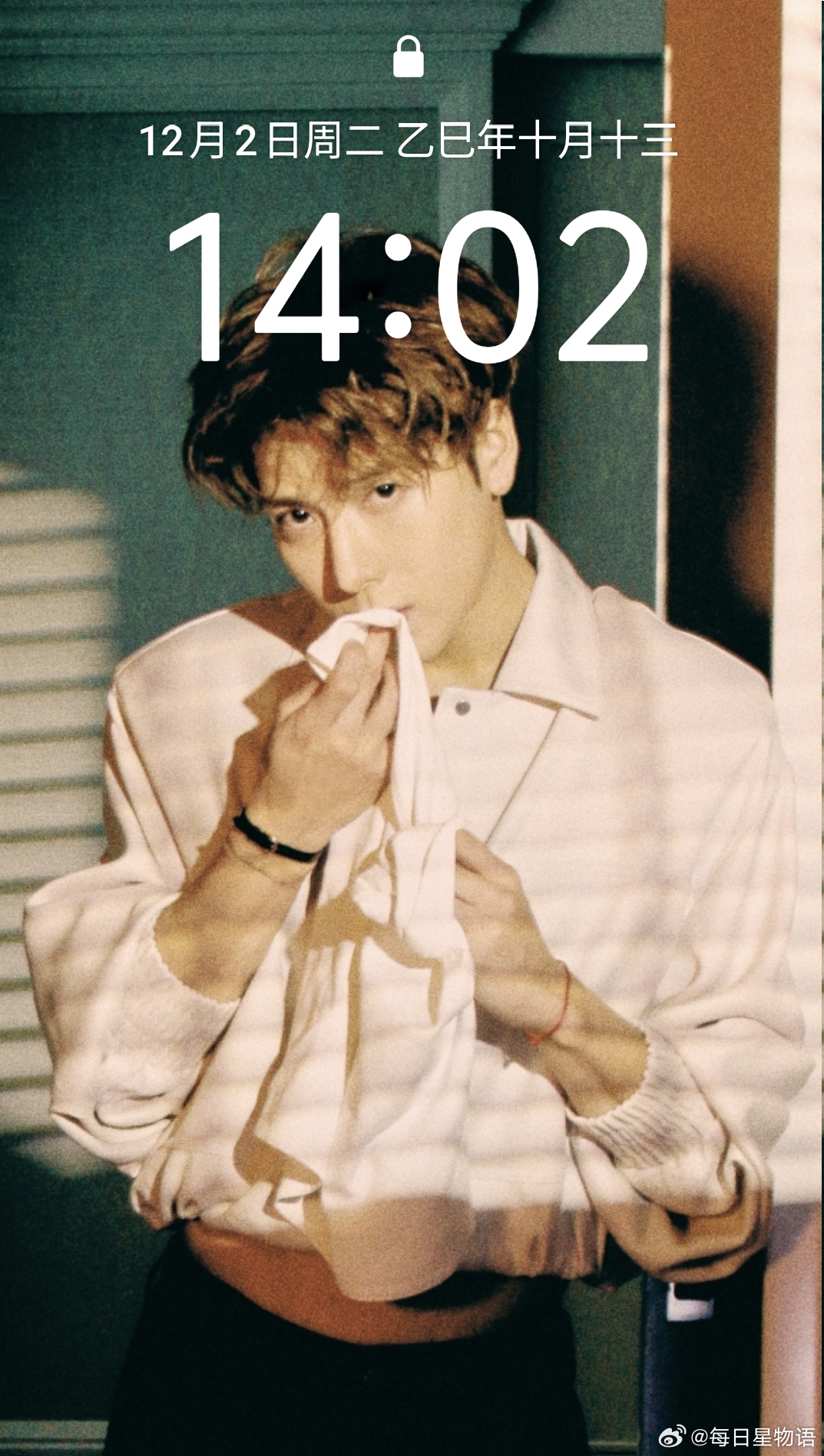 王嘉尔冬日男友封面 每一张都像电影剧照，安静却撩人，温暖又带点故事感。这次真的懂