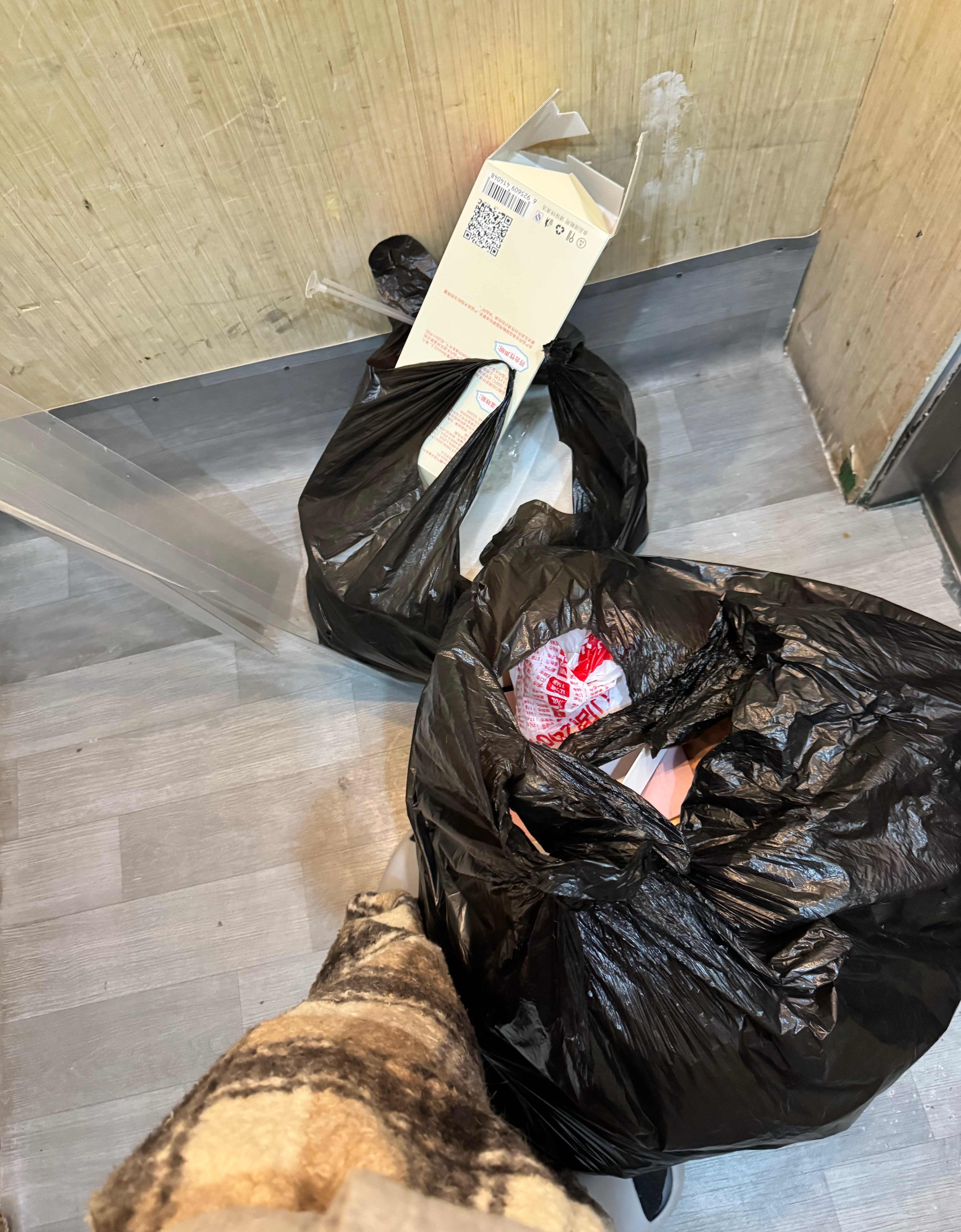 大半夜的想大扫除了…..我是不是有点毛病，干吧…一下子收拾了两个多小时断舍离了一