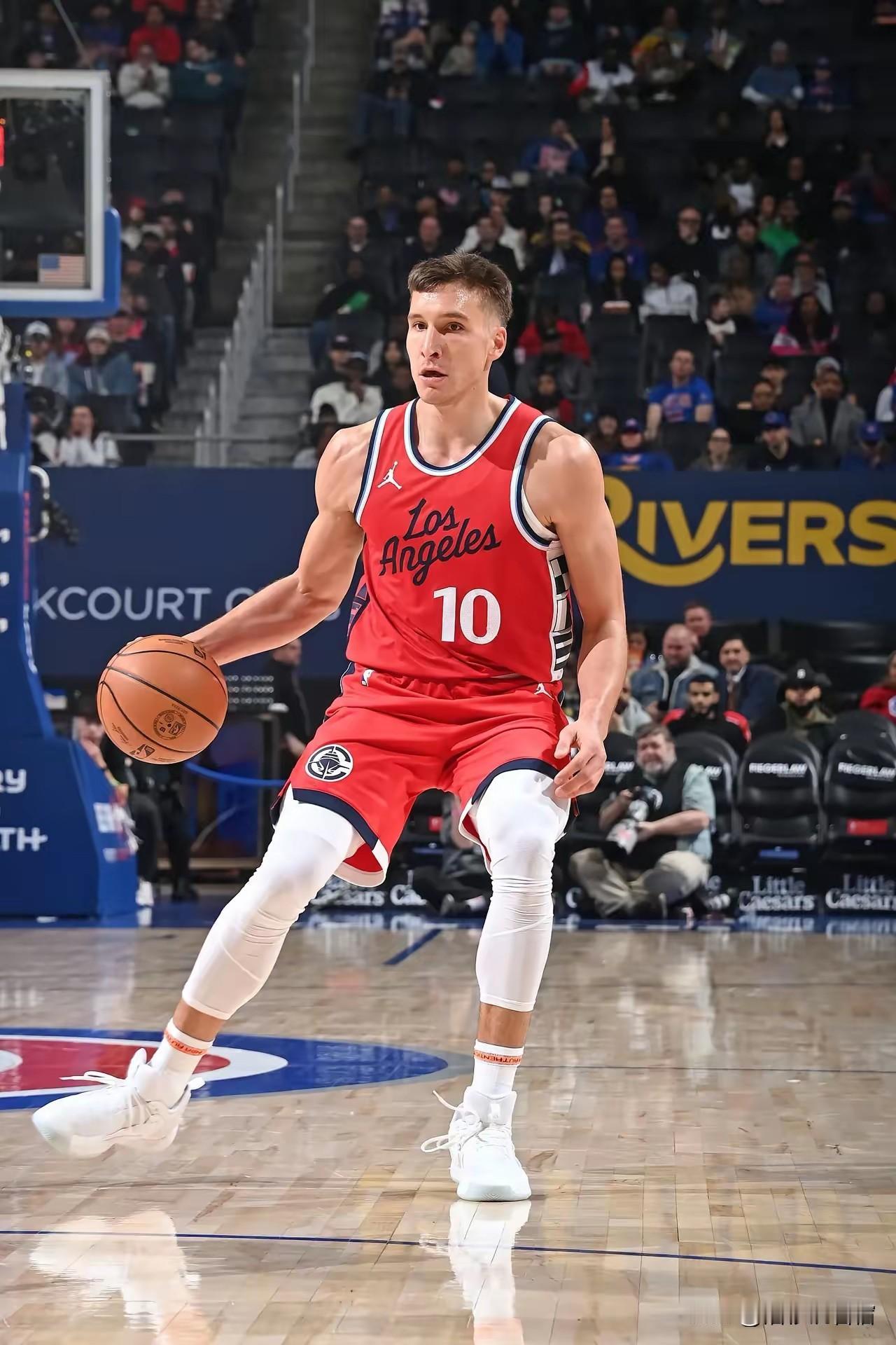 博格丹首发出战4分45秒，处处遭到针对。库里针对他，格林针对他，巴特勒针对他，就