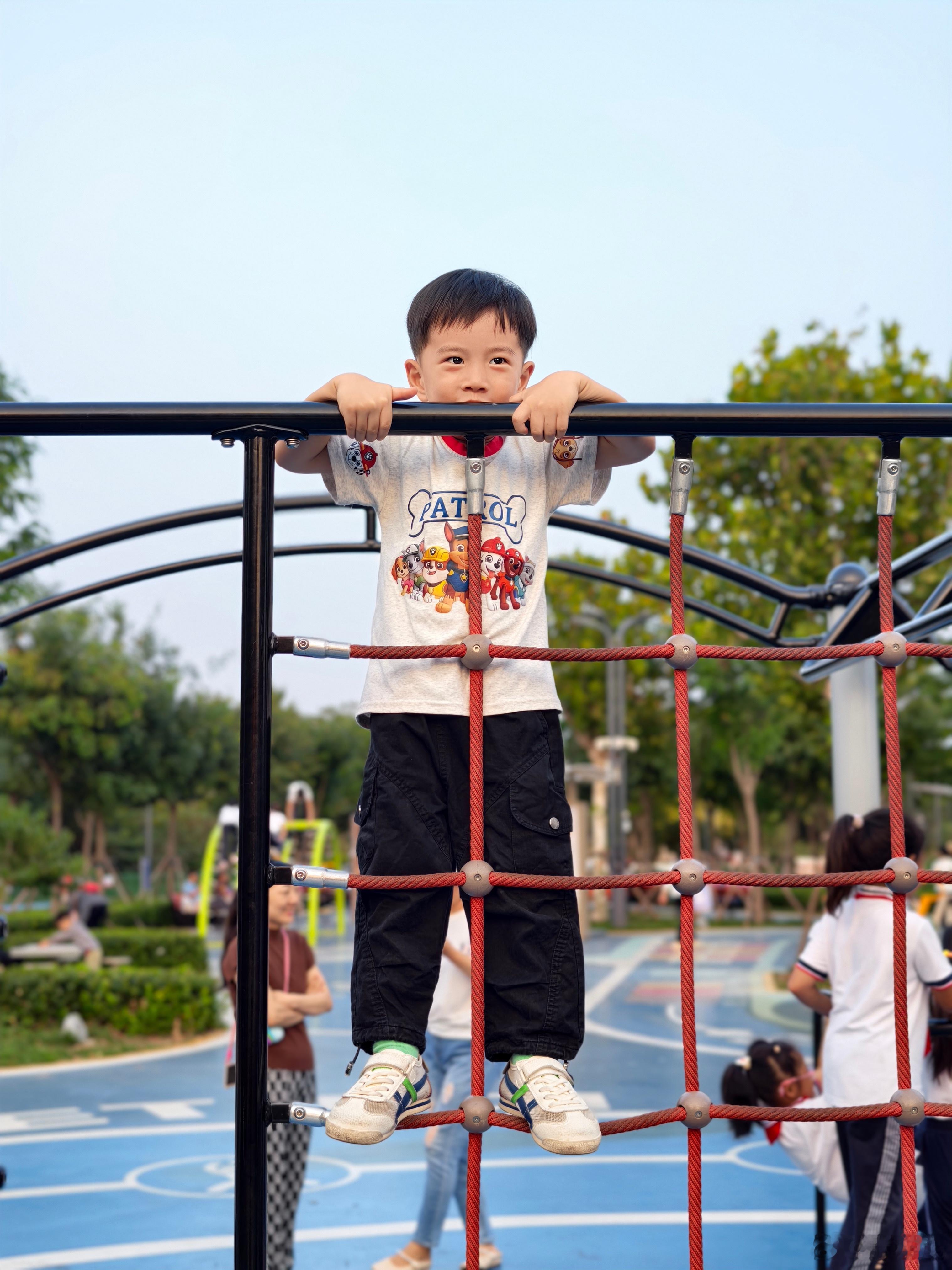 开心快乐的一天也是独立带娃的第二天早上7点出门 晚上9点回家幼儿园上一天 放学我