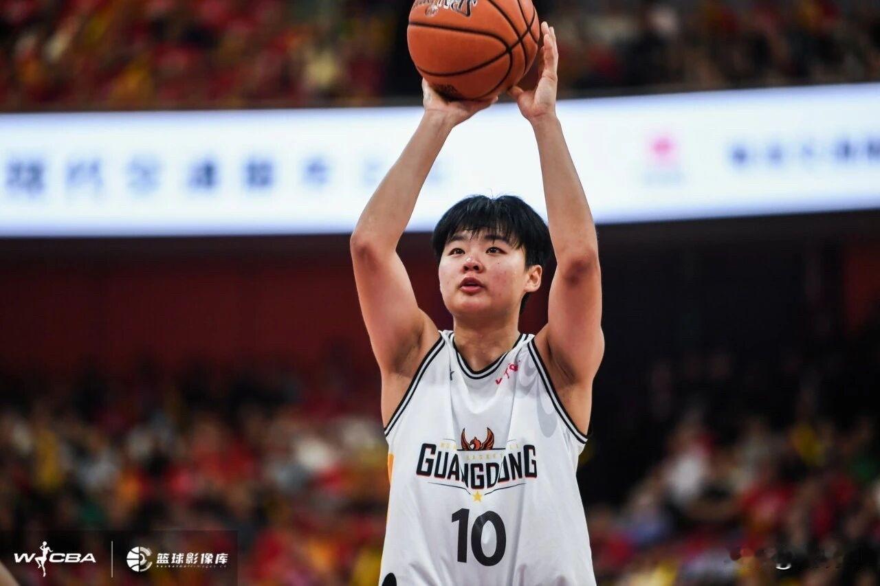 国手级球员王丽丽、李文霞正式加盟山东高速女篮，二人与山东也非常熟悉，包括三人篮球