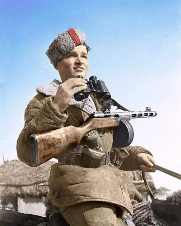 1942年，一名苏联游击队员在库尔斯克骑着马进行侦察。