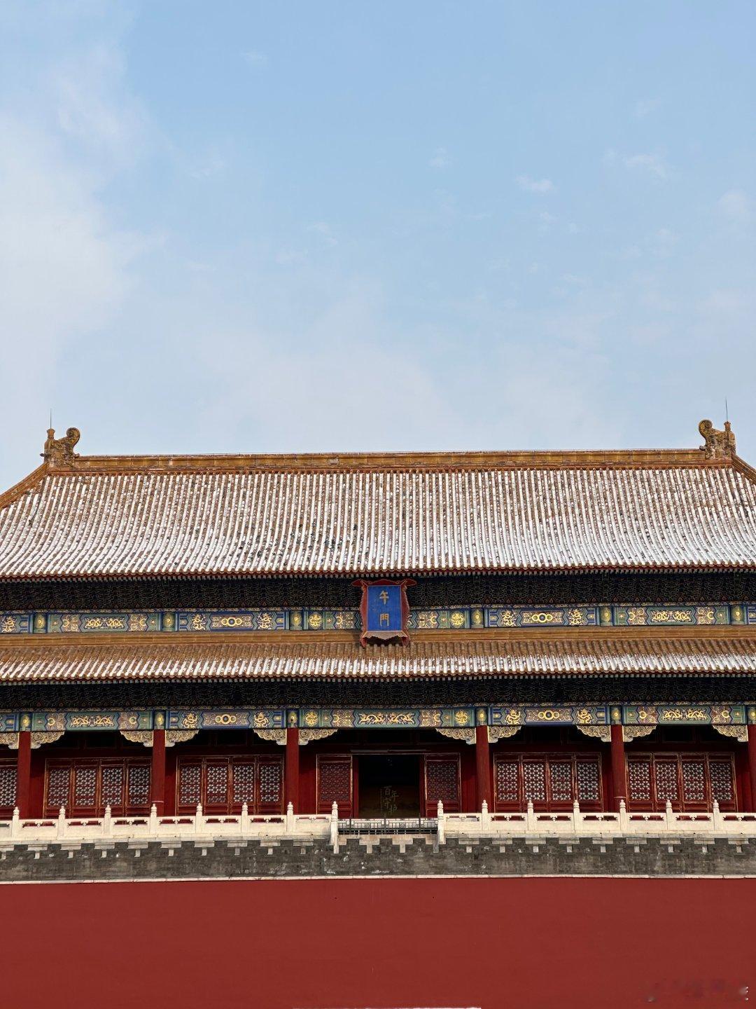 故宫雪景大片 雪花一落，红墙金瓦就裹上了银纱，石狮子顶着白绒帽，飞檐上的瑞兽藏在