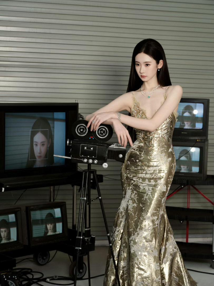 张艺凡鎏金吊带礼裙张艺凡北京国际电影节造型  张艺凡北京国际电影节造型鎏金吊带礼