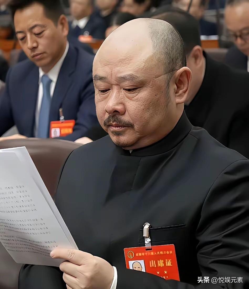 唱而优则仕。
平时叫刀郎老师也就算了，
如今该叫刀主任了。[笑哭][笑哭]