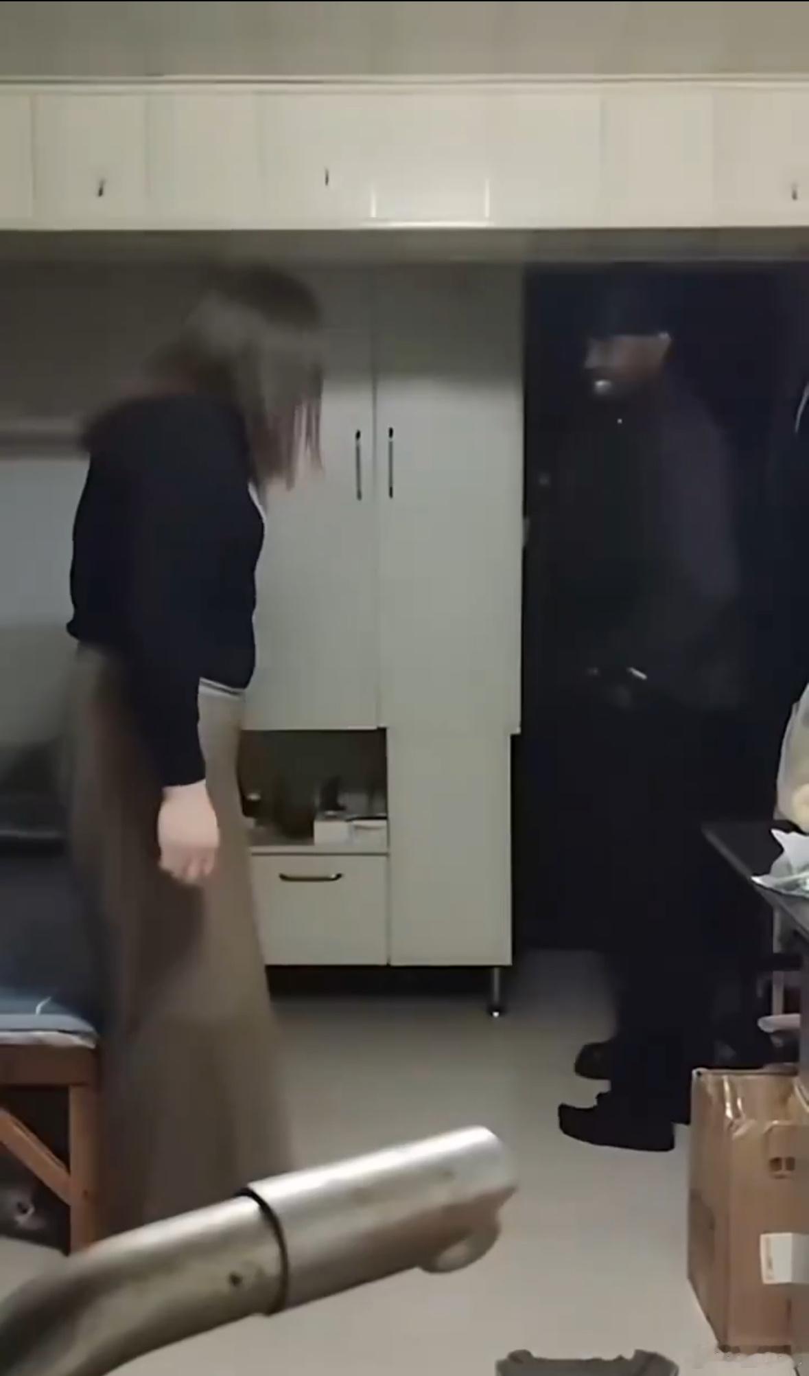 南京红老头事件居然还有黑人？？？还给黑人洗苹果吃[吃瓜] ​​​